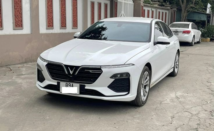 Thuê xe VinFast Lux A2.0 4 chỗ tại Hà Nội – Xe sang, giá tốt tại Thuexe24h.org xe VinFast Lux A2.0 thuộc dịch vụ thuê xe 4 chỗ có tài xế tại Hà Nội của Thuexe24h.org. Xe rộng rãi, nội thất hiện đại, phục vụ các chuyến đi công vụ, đón tiễn sân bay hoặc đi tỉnh.