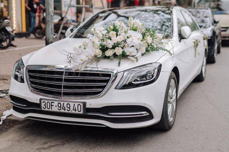 Xe cưới Mercedes trắng trang trí hoa tươi sang trọng tại Hà Nội Xe cưới Mercedes trắng trang trí hoa tươi sang trọng tại Hà Nội
